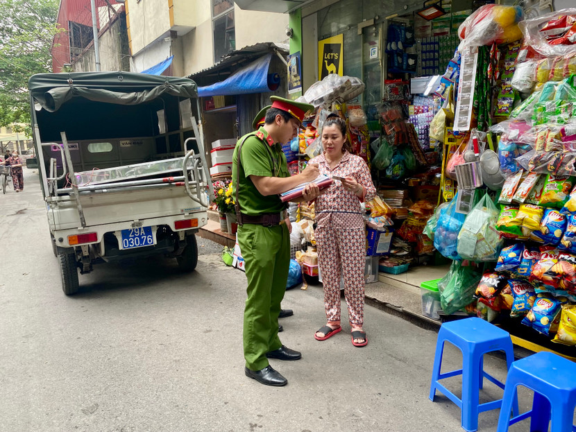 Tiếp tục tuyên truyền nâng cao ý thức trách nhiệm của người dân Tiếp tục tuyên truyền nâng cao ý thức trách nhiệm của người dân