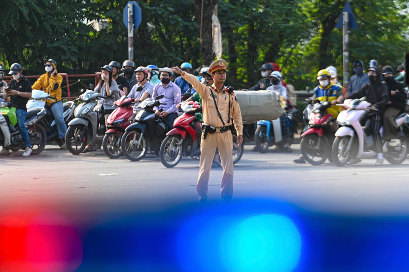 Cán bộ chiến sĩ căng mình phân luồng, giúp phương tiện di chuyển thuận lợi