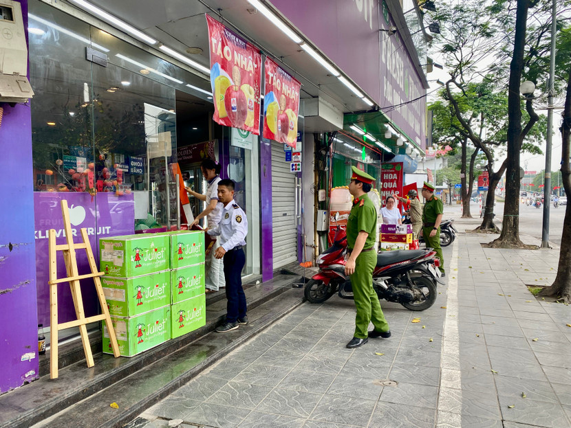 Nhắc nhở các cửa hàng kinh doanh không lấn chiếm vỉa hè Nhắc nhở các cửa hàng kinh doanh không lấn chiếm vỉa hè