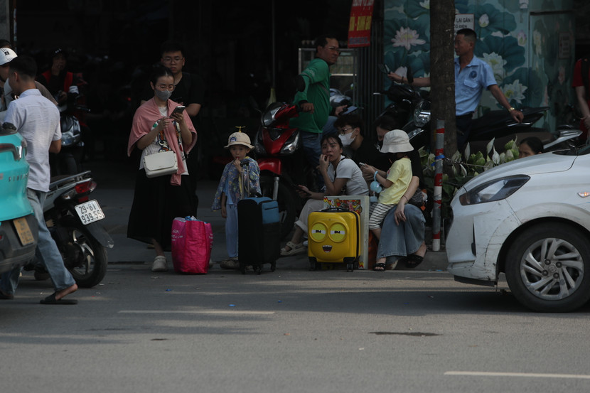 Người dân chuẩn bị hành lý cùng gia đình rời Hà Nội từ sớm