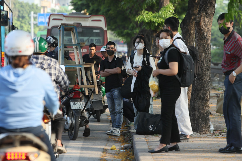 Rất nhiều người đã đứng chờ xe cho kịp rời Thủ đô