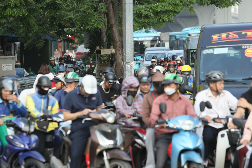 Các phương tiện di chuyển rất chậm, nhất là tại các tuyến phố ra cửa ngõ Thủ đô