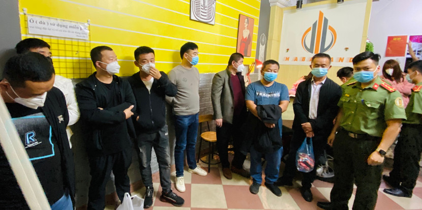 Đồng chí Đoàn Quang Vinh cùng đồng đội phối hợp kiểm tra, bắt giữ 8 đối tượng Trung Quốc nhập cảnh trái phép do Bộ Công an truy tìm