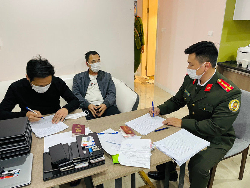 Đồng chí Đoàn Quang Vinh làm việc với đối tượng Trung Quốc nhập cảnh trái phép