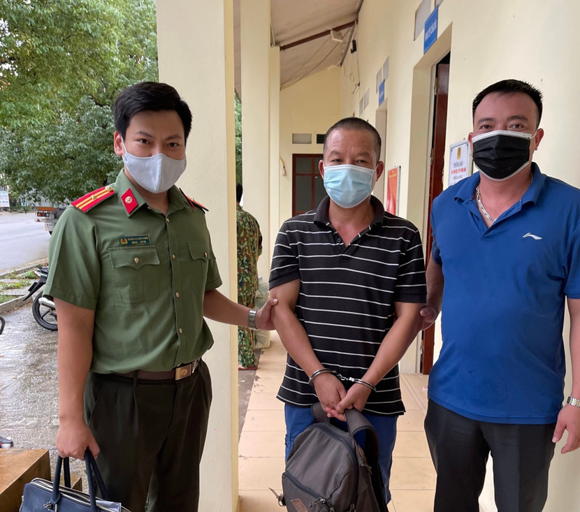 Thiếu tá Đoàn Quang Vinh (bên trái) cùng đồng đội phối hợp với Công an, Biên phòng tỉnh Lạng Sơn truy bắt thành công đối tượng người Trung Quốc nhập cảnh trái phép, sau đó bàn giao cho Phòng An ninh điều tra - CATP Hà Nội khởi tố vụ án