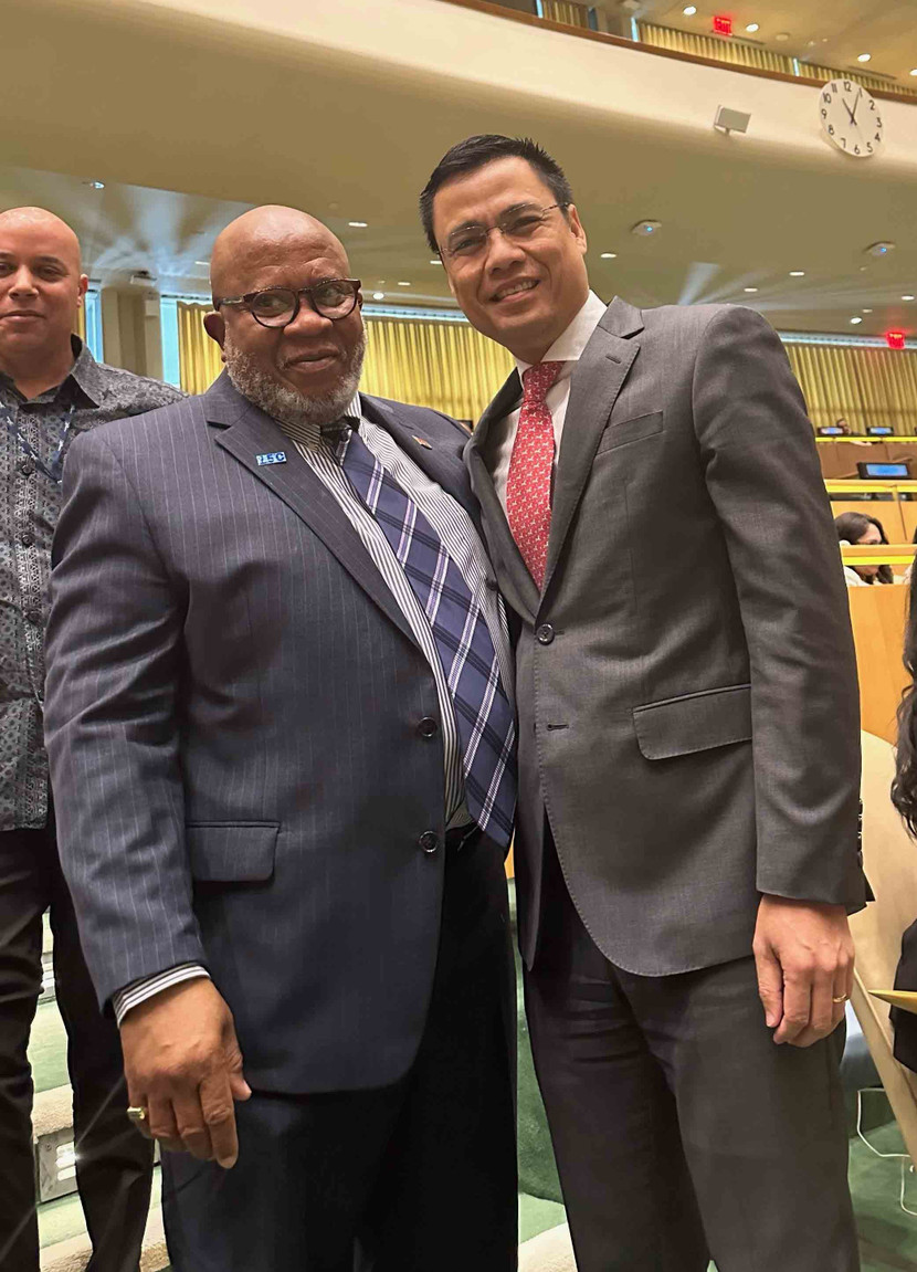 Đại sứ Đặng Hoàng Giang (bên phải) và tân Chủ tịch Đại hội đồng Liên hợp quốc Khóa 78 Dennis Francis