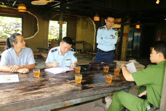 Lực lượng chức năng làm việc với đại diện quán Sa Mộc Lực lượng chức năng làm việc với đại diện quán Sa Mộc