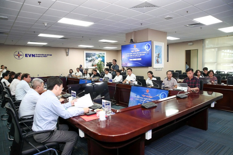 Các phóng viên tham dự buổi tập huấn về tiết kiệm năng lượng