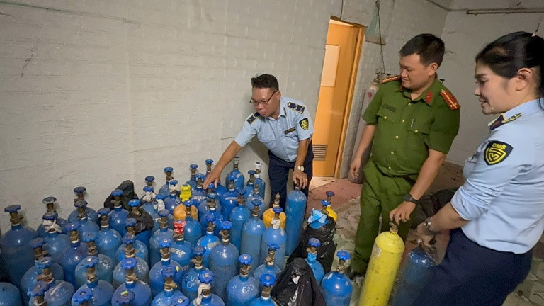 Lực lượng chức năng kiểm tra địa điểm kinh doanh có dấu hiệu vi phạm