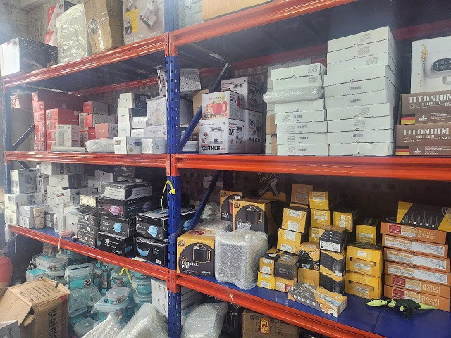 Kho hàng chứa hàng trăm sản phẩm có dấu hiệu vi phạm của hộ kinh doanh Phạm Quỳnh Vân 6688