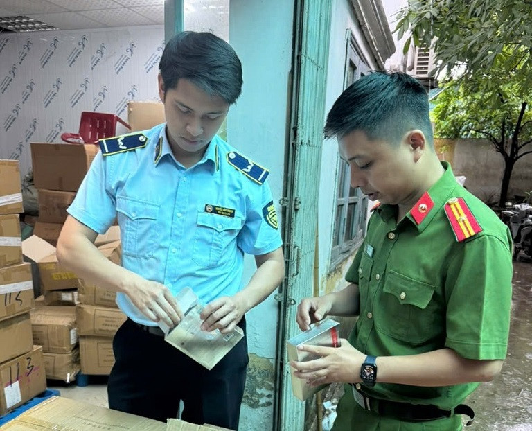 Lực lượng chức năng tạm giữ lô hàng mặt nạ nghi nhập lậu tại phường Vĩnh Hưng