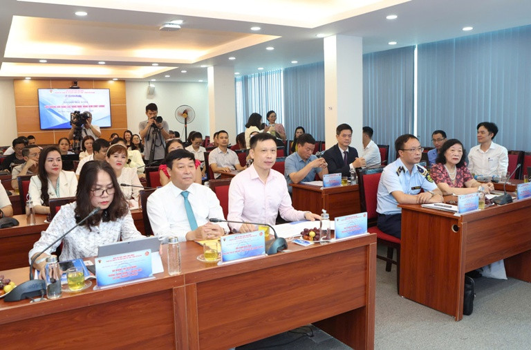 Các đại biểu tham dự tọa đàm “Nói không với hàng giả, hàng nhái, hàng kém chất lượng” sáng 25-7