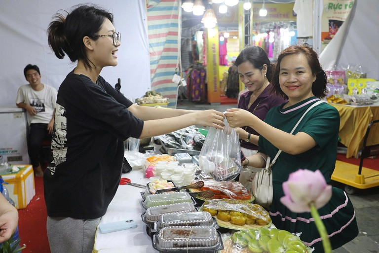 Người tiêu dùng phấn khởi khi mua được hàng hóa chất lượng tại &quot;Ngày hội khuyến mại tháng 7&quot;