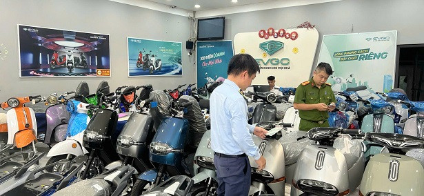 Lực lượng chức năng kiểm tra cửa hàng xe điện của ông Lê Văn Kiên Lực lượng chức năng kiểm tra cửa hàng xe điện của ông Lê Văn Kiên