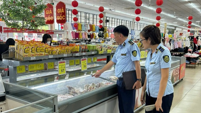 Lực lượng QLTT kiểm tra việc cung ứng và nguồn gốc hàng hóa tại điểm bán lẻ