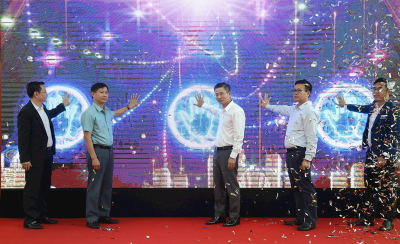 Các đại biểu thực hiện nghi lễ ra mắt ứng dụng “Busmap Hà Nội”