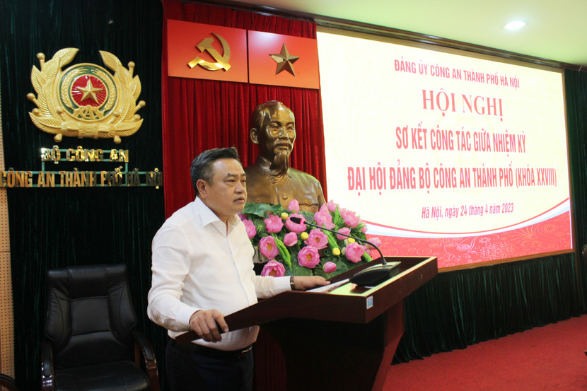 Ủy viên Trung ương Đảng, Phó Bí thư Thành ủy, Chủ tịch UBND TP Hà Nội Trần Sỹ Thanh phát biểu tại hội nghị