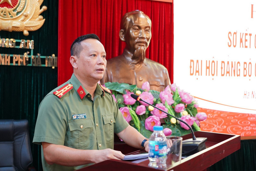 Đại tá Phạm Thanh Hùng, Phó Bí thư Đảng ủy, Phó Giám đốc CATP Hà Nội trình bày báo cáo tóm tắt giữa nhiệm kỳ