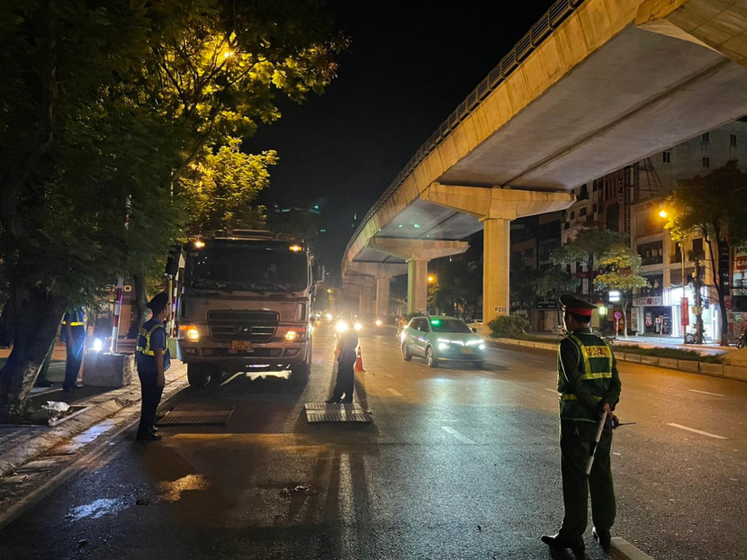 Các phương tiện này lợi dụng đêm tối để lén lút hoạt động chở chất thải công trình quá tải trọng cho phép Các phương tiện này lợi dụng đêm tối để lén lút hoạt động chở chất thải công trình quá tải trọng cho phép