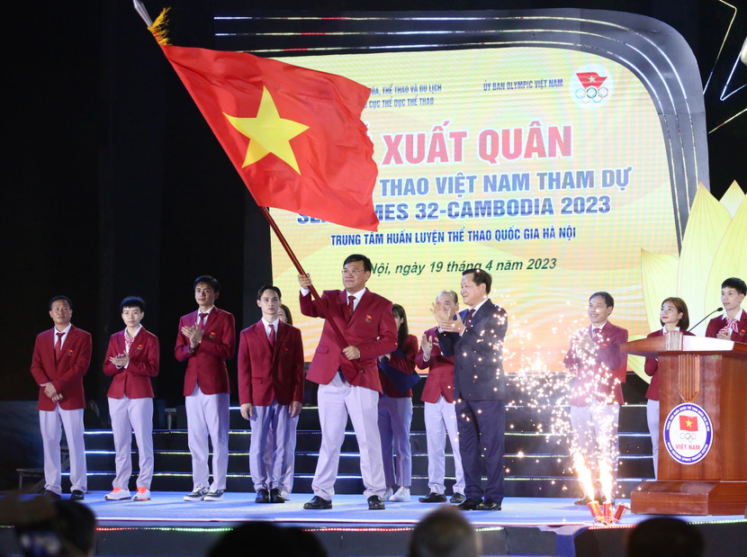 Phó Thủ tướng Lê Minh Khái trao cờ Tổ quốc và giao nhiệm vụ cho Trưởng đoàn thể thao Việt Nam Đặng Hà Việt