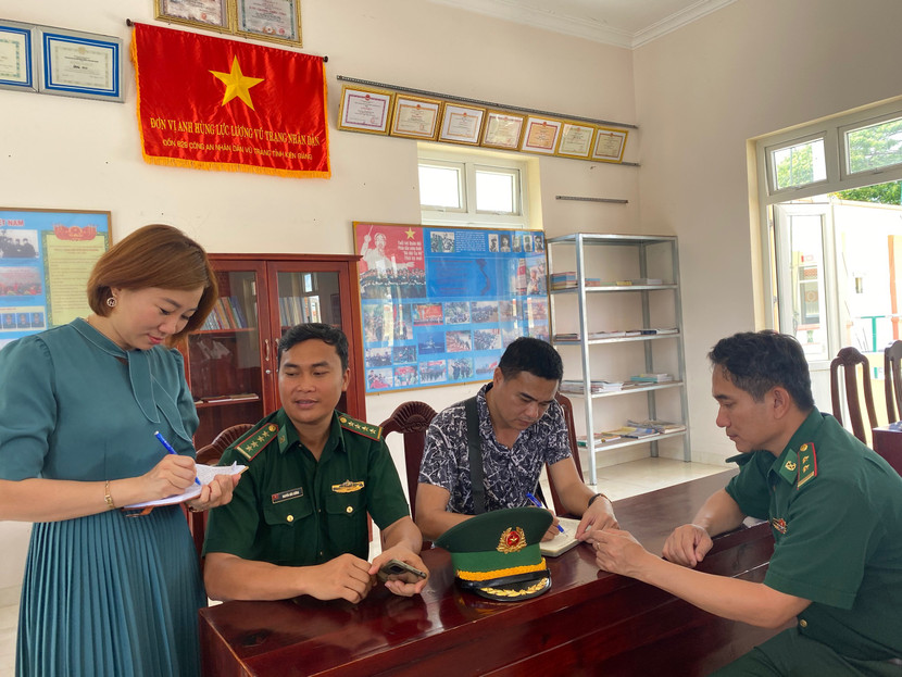 Các nhà báo Thủ đô tác nghiệp trực tiếp tại các đồn biên phòng đóng trên vùng biển Tây Nam của Tổ quốc Các nhà báo Thủ đô tác nghiệp trực tiếp tại các đồn biên phòng đóng trên vùng biển Tây Nam của Tổ quốc