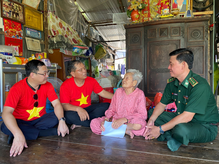 Đoàn công tác Hội Nhà báo thành phố Hà Nội phối hợp với bộ đội biên phòng tới thăm, tặng quà Mẹ Việt Nam anh hùng trong chuyến thực tế tại Cà Mau, Kiên Giang Đoàn công tác Hội Nhà báo thành phố Hà Nội phối hợp với bộ đội biên phòng tới thăm, tặng quà Mẹ Việt Nam anh hùng trong chuyến thực tế tại Cà Mau, Kiên Giang