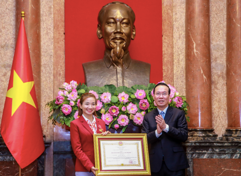 Chủ tịch nước Võ Văn Thưởng trao tặng Huân chương Lao động hạng Nhì cho VĐV điền kinh Nguyễn Thị Oanh - người giành 4 HCV SEA Games 32
