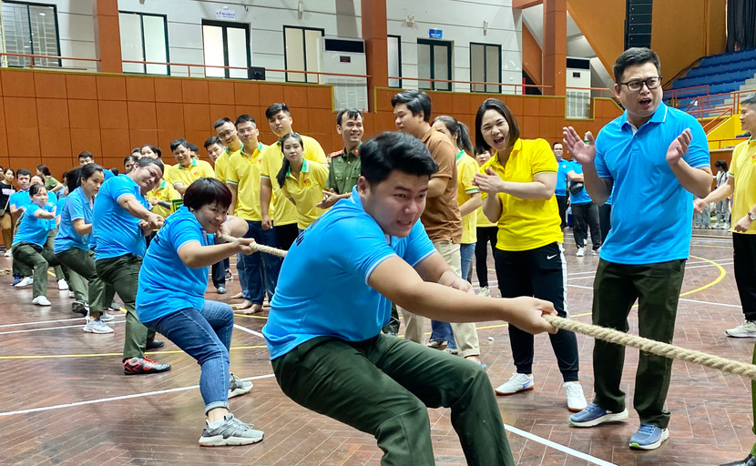 Các đội sôi nổi tranh tài kéo co nam nữ Các đội sôi nổi tranh tài kéo co nam nữ