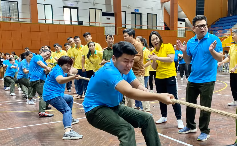 Các đội sôi nổi tranh tài kéo co nam nữ