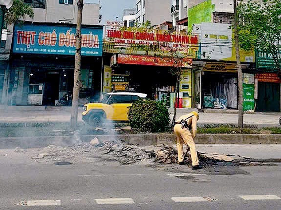 Lực lượng Cảnh sát giao thông đã nhanh chóng xử lý đống phế liệu cháy