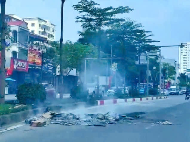 Đống phế liệu cháy bốc khói chiếm một làn đường lưu thông