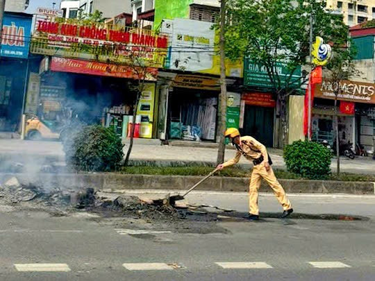 Việc tự ý đốt rác, phế thải như thế này gây nguy cơ cháy nổ cho các phương tiện tham gia giao thông cao