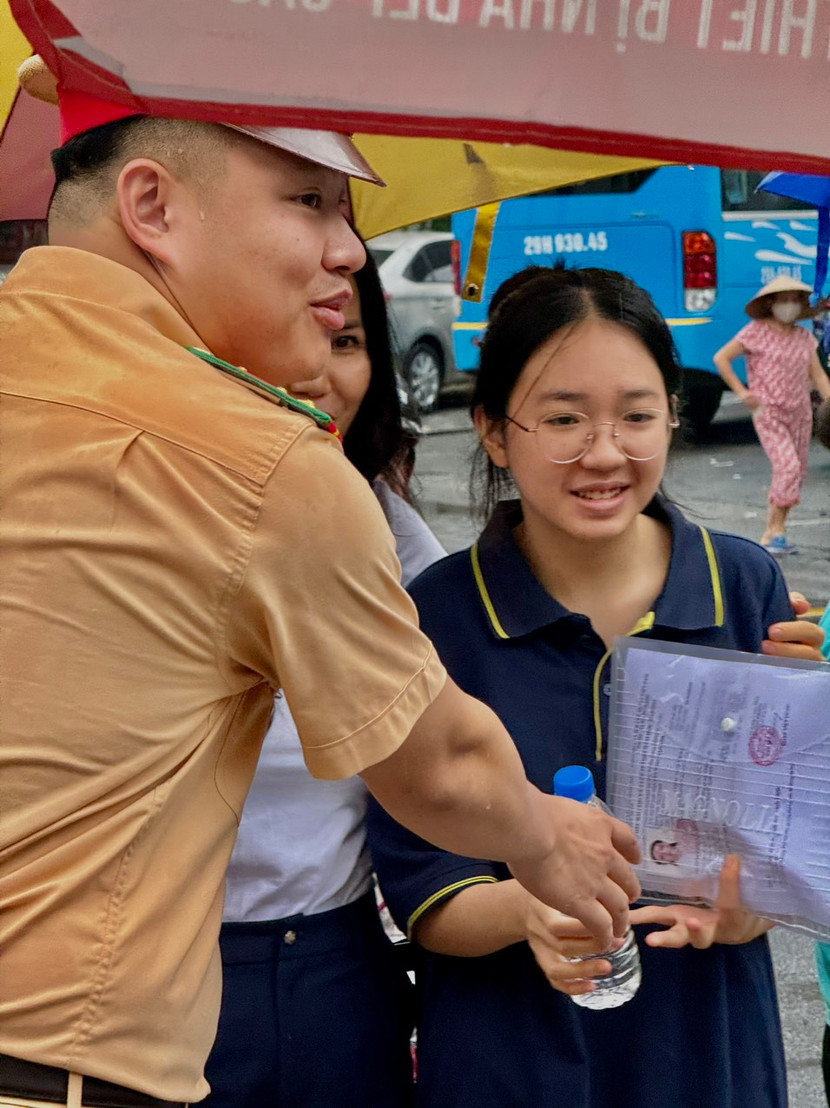 Lực lượng Cảnh sát giao thông Thủ đô đồng hành cùng sĩ tử