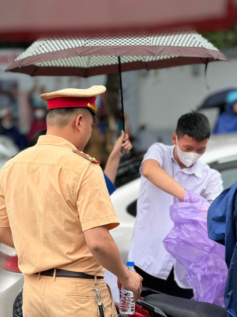 Cảnh sát giao thông sẵn sàng giúp các em học sinh trong mùa thi cử