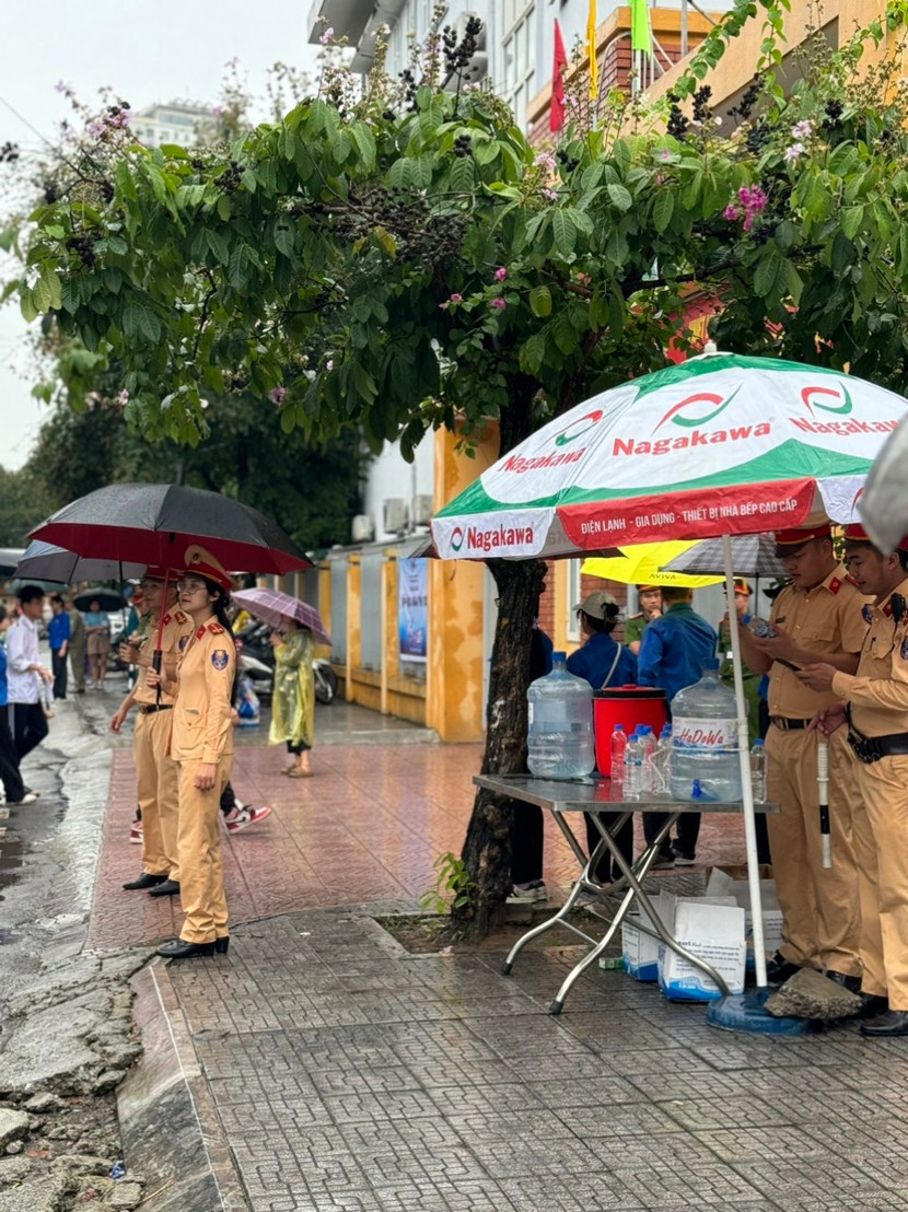 Lực lượng Cảnh sát giao thông hỗ trợ thí sinh tại các điểm thi