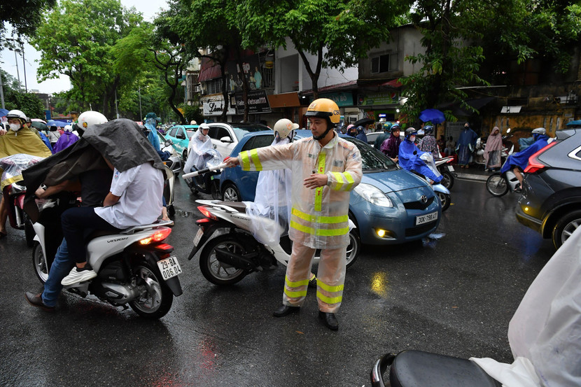 Chiến sĩ Cảnh sát giao thông phân luồng trong mưa