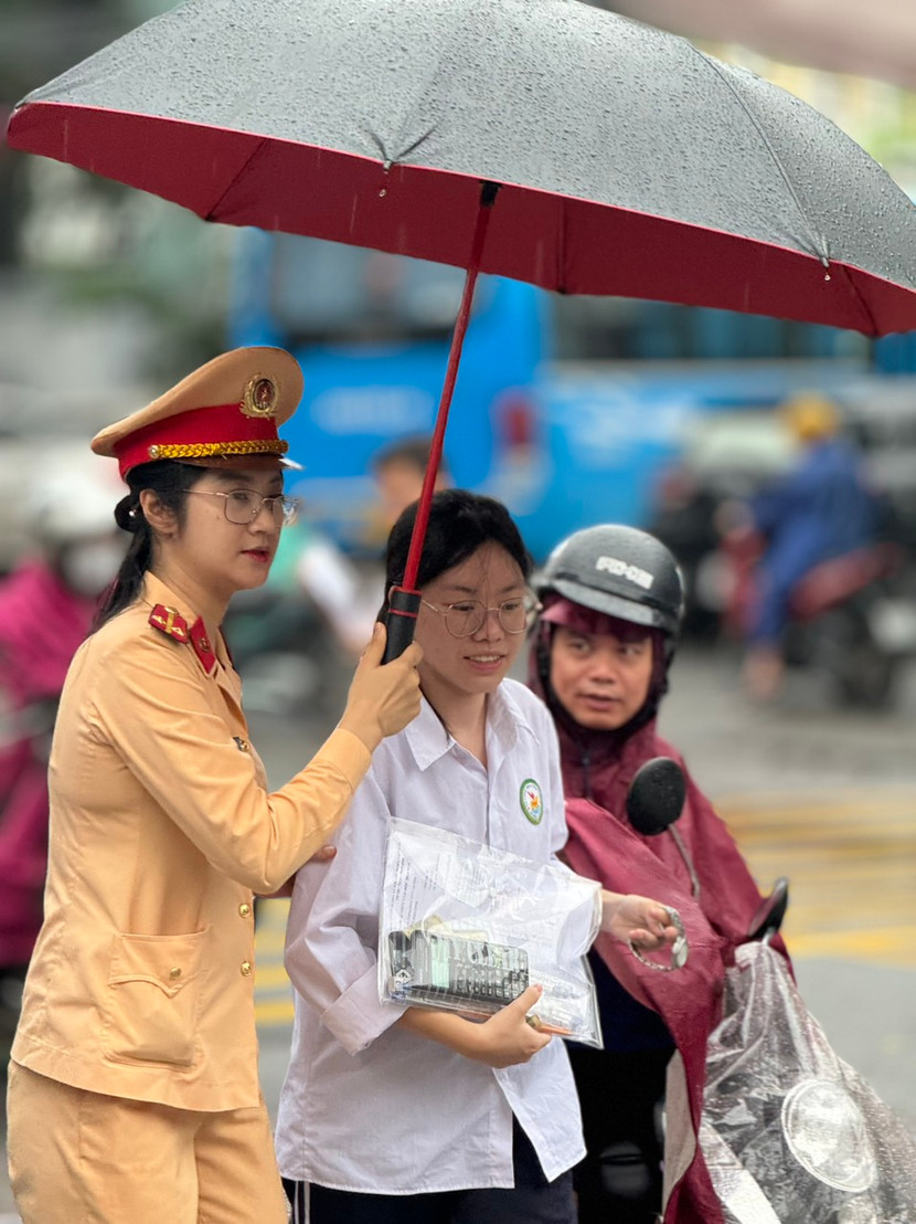 Hình ảnh đẹp thể hiện tinh thần vì nhân dân phục vụ của lực lượng CAND