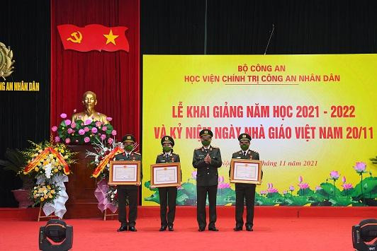 Thừa ủy quyền của Chủ tịch nước, Đại tướng, GS.TS Tô Lâm, Ủy viên Bộ Chính trị, Bộ trưởng Bộ Công an trao Huy chương Vì an ninh Tổ quốc tặng các đồng chí lãnh đạo Học viện Chính trị Công an nhân dân Thừa ủy quyền của Chủ tịch nước, Đại tướng, GS.TS Tô Lâm, Ủy viên Bộ Chính trị, Bộ trưởng Bộ Công an trao Huy chương Vì an ninh Tổ quốc tặng các đồng chí lãnh đạo Học viện Chính trị Công an nhân dân