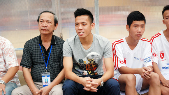 "Trốn" đội U23, Văn Quyết rủ Hồng Quân ra sân Hàng Đẫy làm... khán giả ảnh 2