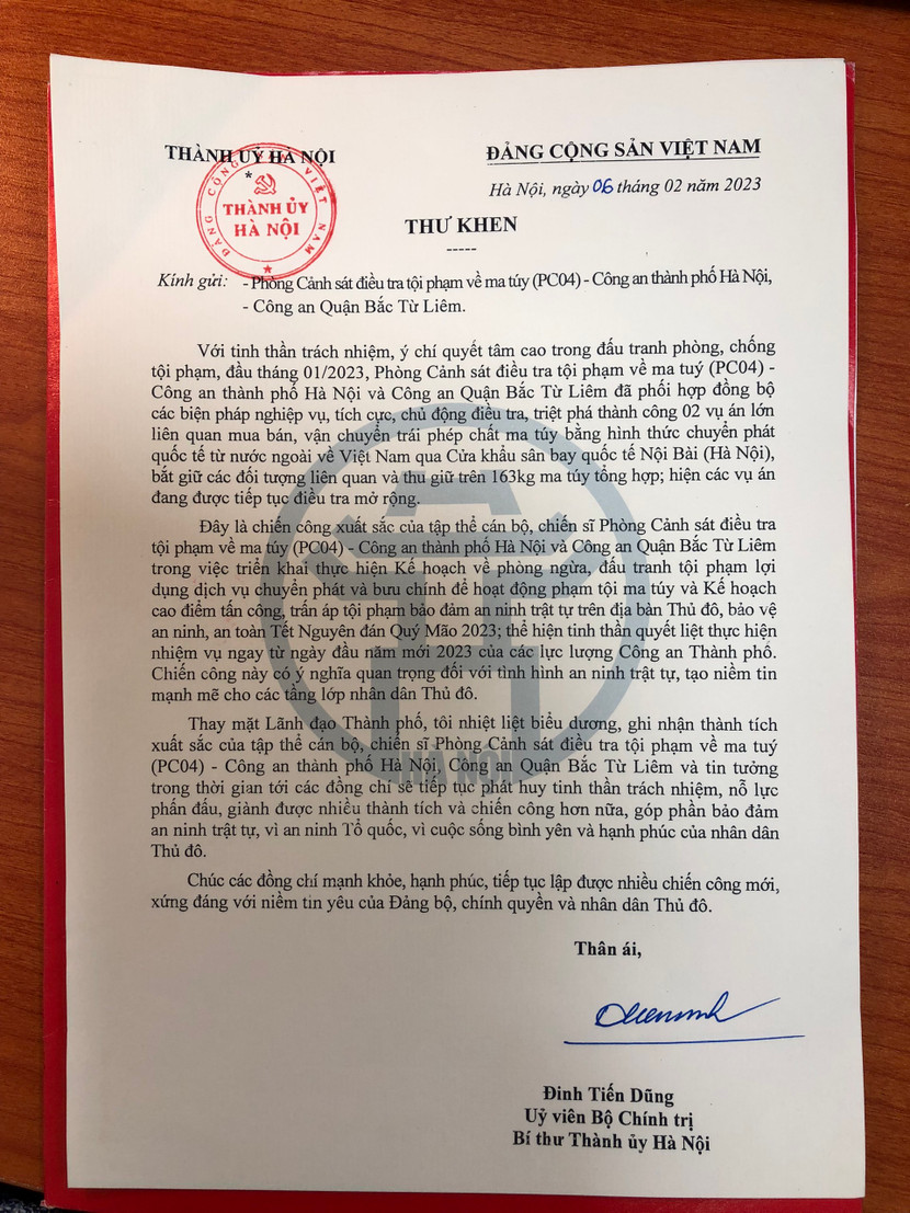 Thư khen của đồng chí Bí thư Thành ủy gửi Phòng CSĐT tội phạm về ma túy và CAQ Bắc Từ Liêm. Riêng Phòng CSĐT tội phạm về ma túy, từ ngày 15/12/2022 đến 23/2/2023 đã lập thành tích xuất sắc: bắt 8 vụ - 15 đối tượng, thu 382 kg ma túy vận chuyển qua đường hàng không Thư khen của đồng chí Bí thư Thành ủy gửi Phòng CSĐT tội phạm về ma túy và CAQ Bắc Từ Liêm. Riêng Phòng CSĐT tội phạm về ma túy, từ ngày 15/12/2022 đến 23/2/2023 đã lập thành tích xuất sắc: bắt 8 vụ - 15 đối tượng, thu 382 kg ma túy vận chuyển qua đường hàng không