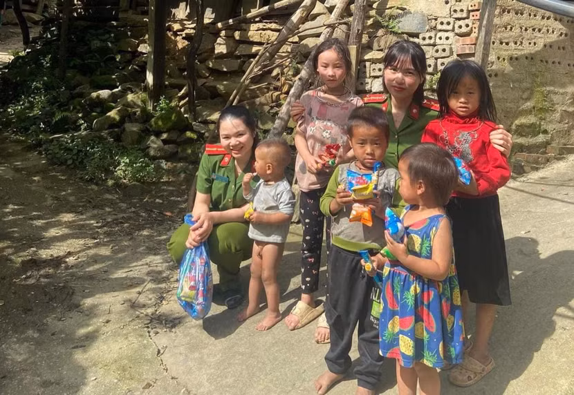 Cán bộ công an thị xã Sa Pa bên các em nhỏ có hoàn cảnh khó khăn trên địa bàn