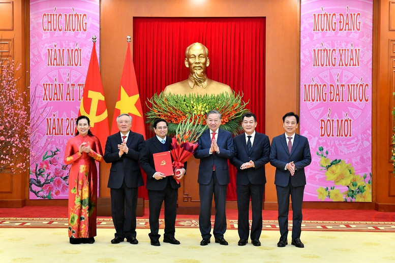 Tổng Bí thư Tô Lâm trao Quyết định thành lập Đảng bộ, tổ chức bộ máy, chức năng nhiệm vụ và chỉ định Bí thư, các Phó Bí thư Đảng ủy Chính phủ nhiệm kỳ 2020-2025 (Ảnh: VGP)