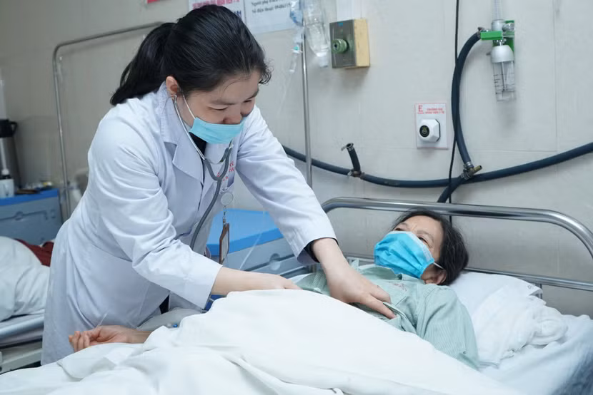 Điều trị bệnh nhân mắc cúm nặng tại Bệnh viện E Điều trị bệnh nhân mắc cúm nặng tại Bệnh viện E