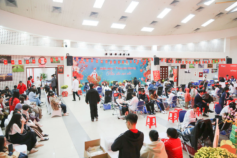 Lễ hội Xuân hồng 2025 thu hút đông đảo các bạn trẻ đến tham gia hiến máu