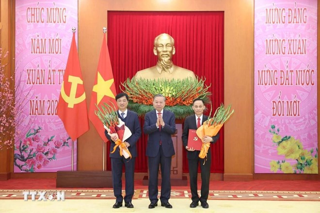 Tổng Bí thư Tô Lâm chúc mừng Chủ nhiệm Ủy ban Kiểm tra Trung ương Nguyễn Duy Ngọc và tân Chánh Văn phòng Trung ương Đảng Lê Hoài Trung (Ảnh: TTXVN)