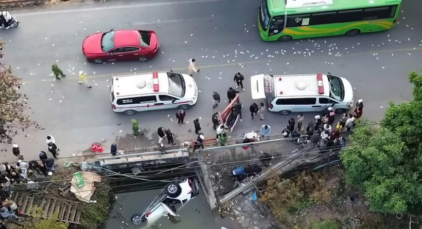 Vụ tai nạn ô tô khiến 7 người chết ở Nam Định chiều mùng 2 Tết Vụ tai nạn ô tô khiến 7 người chết ở Nam Định chiều mùng 2 Tết