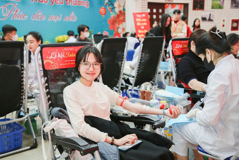 Một bạn trẻ tham gia hiến máu tại Lễ hội Xuân hồng 2025