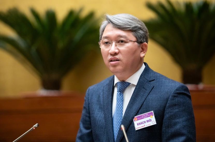 Bộ trưởng Bộ Tư pháp Nguyễn Hải Ninh báo cáo tại Quốc hội