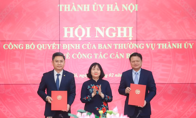 Bí thư Thành ủy Bùi Thị Minh Hoài trao Quyết định bổ nhiệm cho đồng chí Hà Minh Hải và quyết định nghỉ hưu cho đồng chí Vũ Đức Bảo Bí thư Thành ủy Bùi Thị Minh Hoài trao Quyết định bổ nhiệm cho đồng chí Hà Minh Hải và quyết định nghỉ hưu cho đồng chí Vũ Đức Bảo
