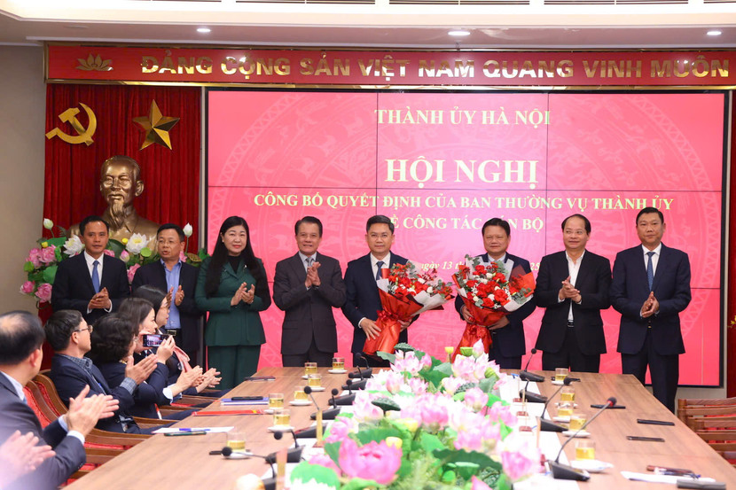 Lãnh đạo TP Hà Nội chúc mừng hai đồng chí Hà Minh Hải và Vũ Đức Bảo